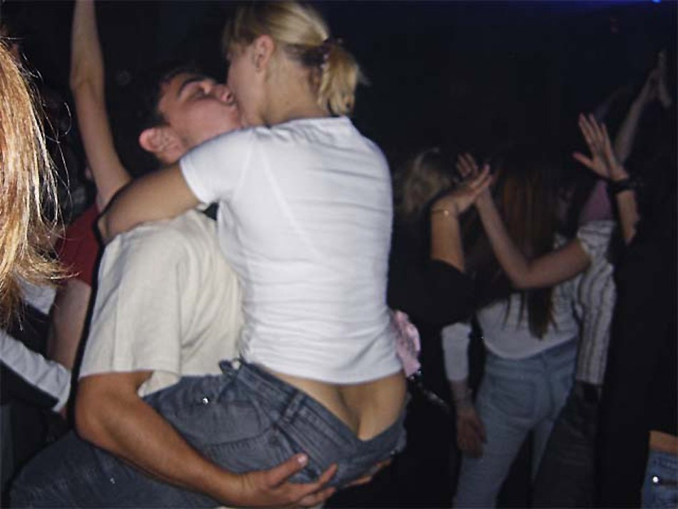 Публичный секс с двумя шлюхами в клубе с толпой народу на диване. 